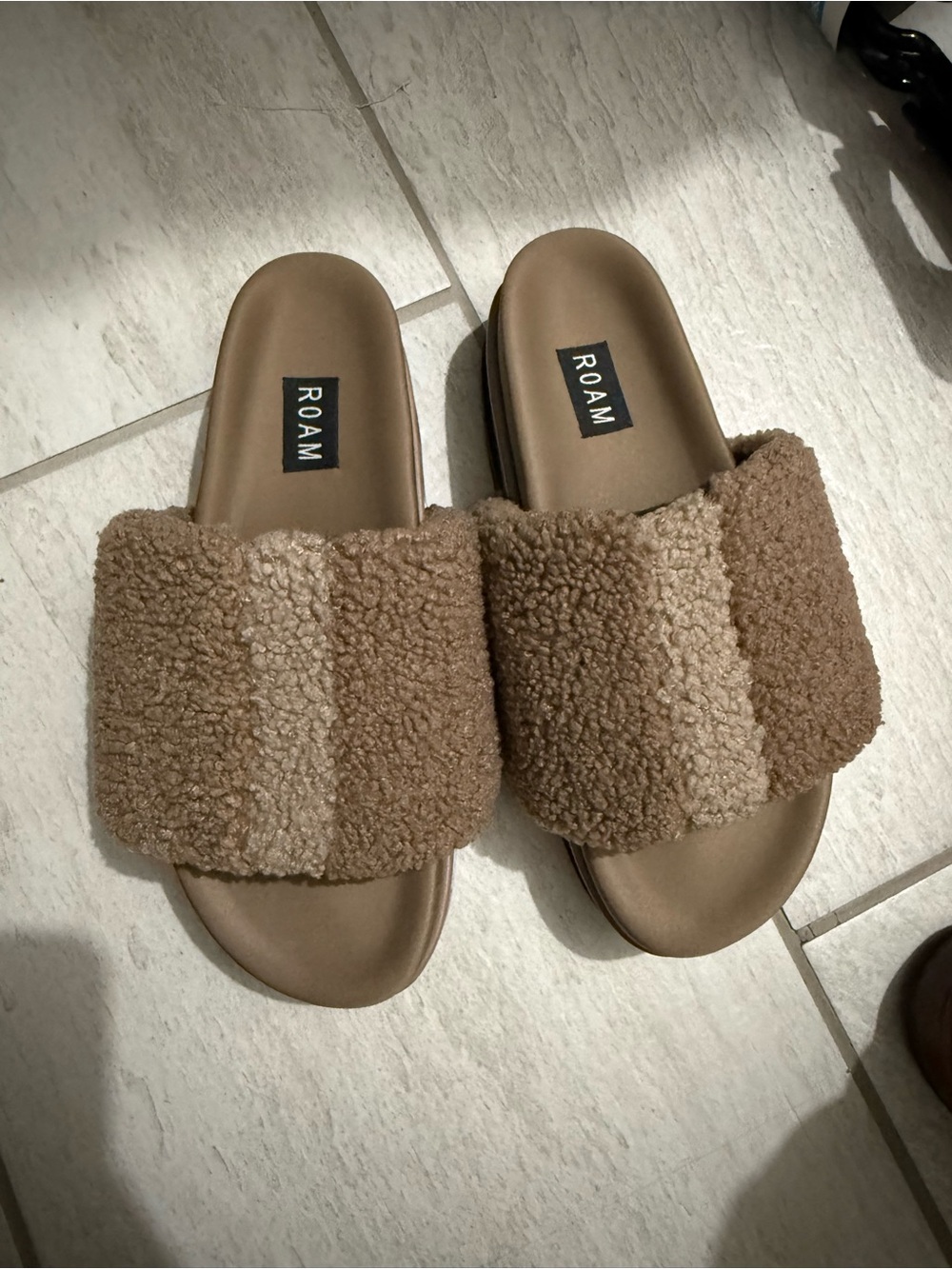ROAM Two-Tone Teddy Fleece Slide Sandals in Brown and Cream